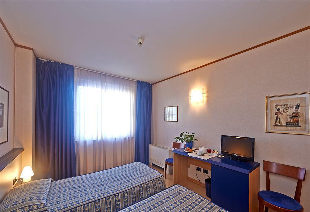 Hotel Alberi Lecco Bagian luar foto