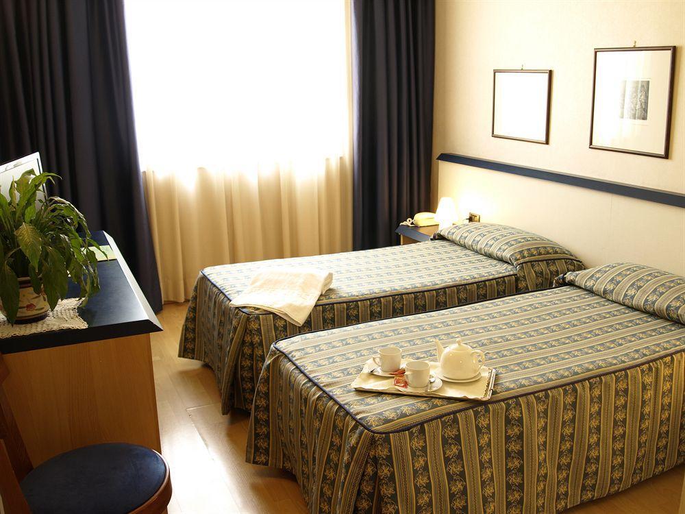 Hotel Alberi Lecco Bagian luar foto