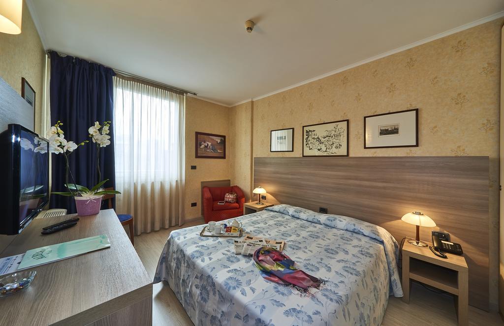 Hotel Alberi Lecco Bagian luar foto