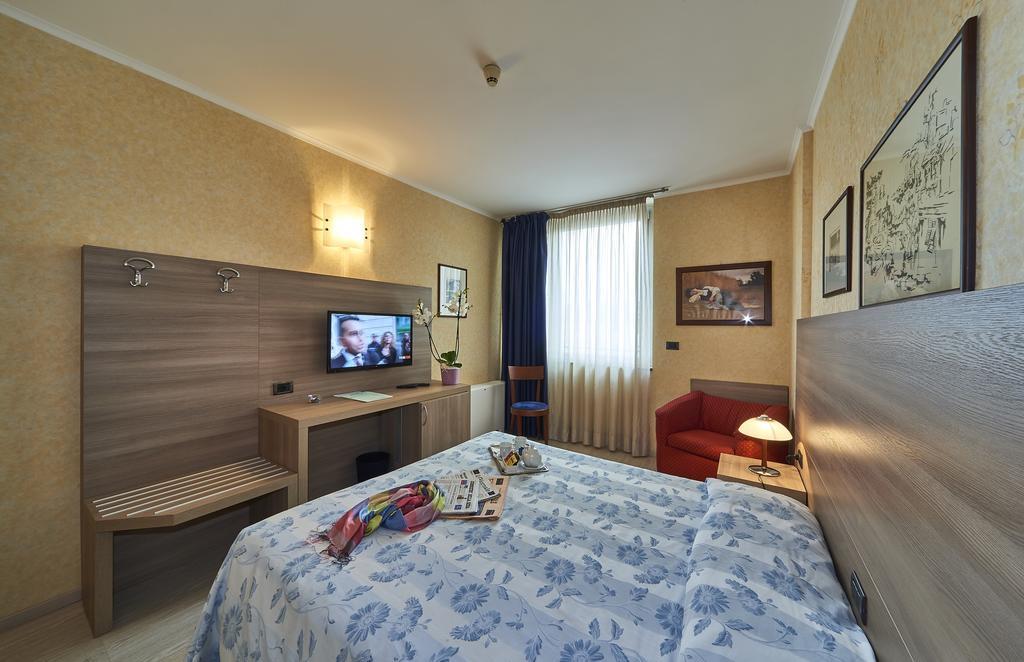 Hotel Alberi Lecco Bagian luar foto